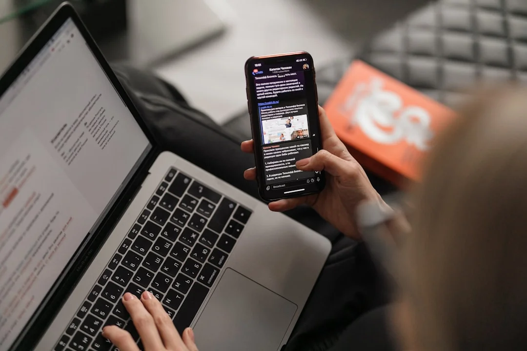 Une composition en flat lay mettant en scène des essentiels de bureau et un clipboard de stratégie de marque sur un espace de travail moderne.